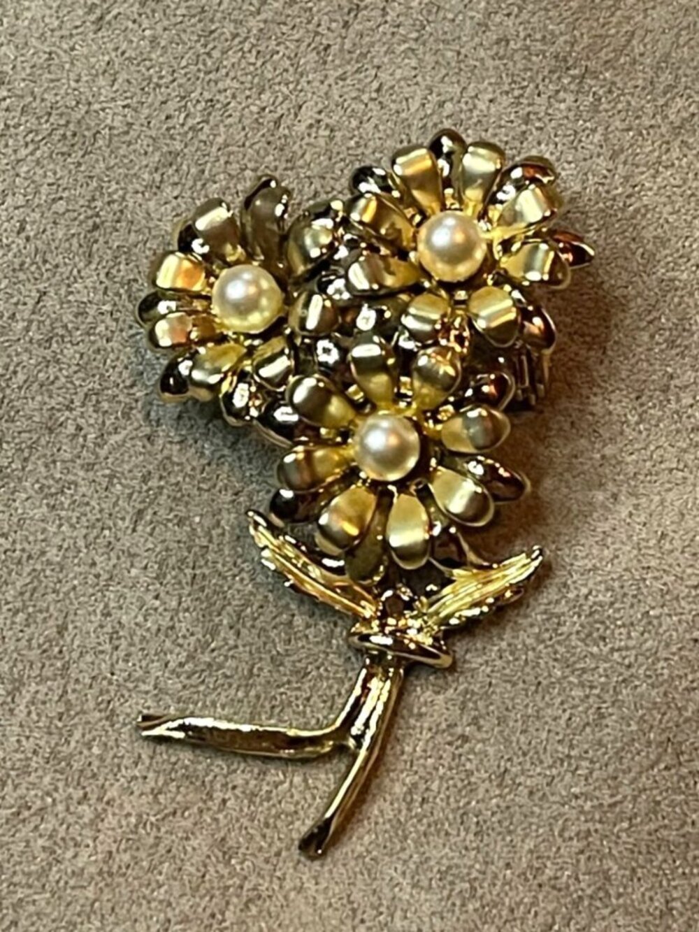 Vintage 60s Gold Tone Flower Brooch Pin Three Faux Pearl Daisy Bouquet Ribbon St